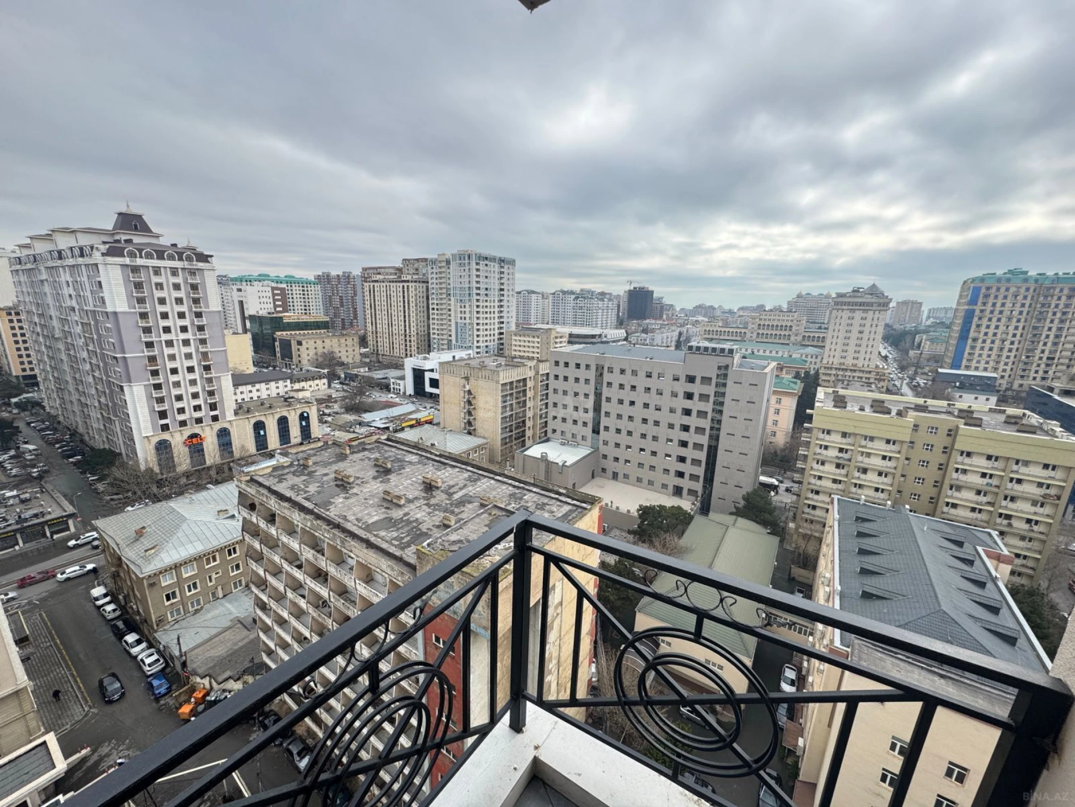 Satılır 4 otaqlı mənzil 137 m²