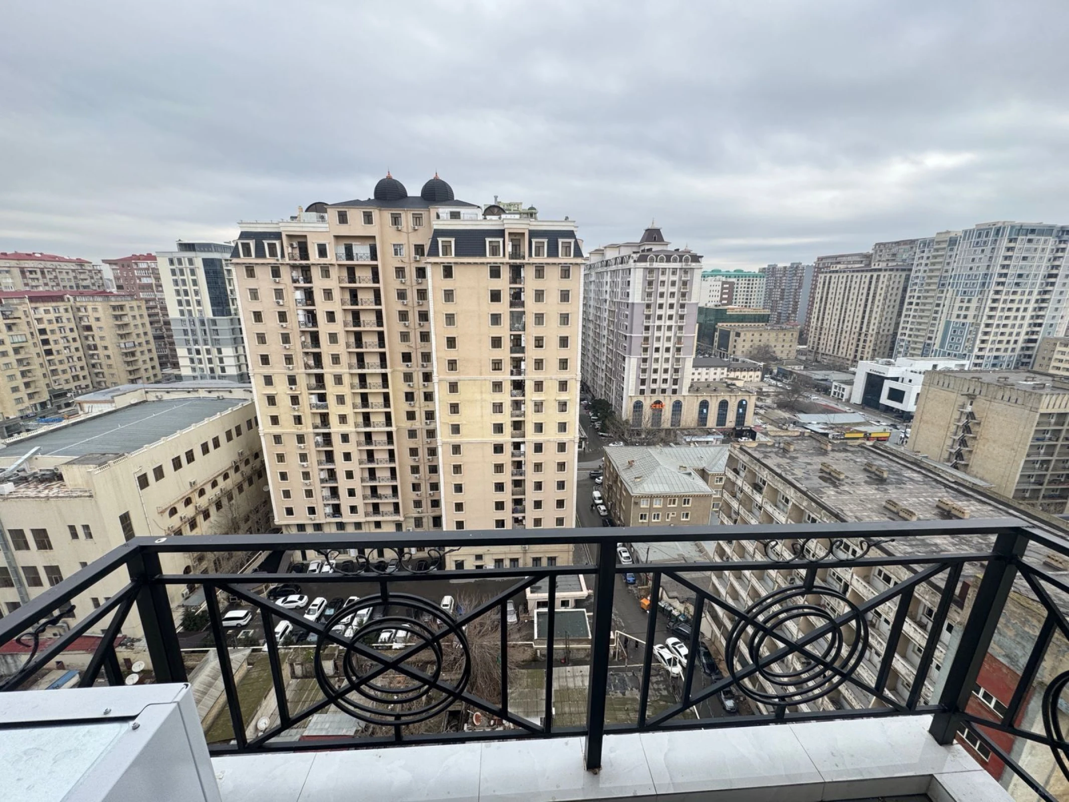 Satılır 4 otaqlı mənzil 137 m²