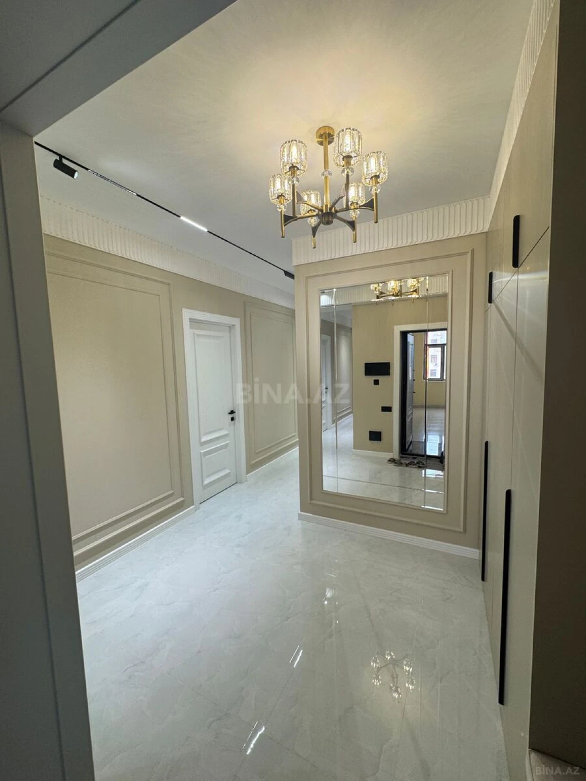 Satılır 4 otaqlı mənzil 137 m²