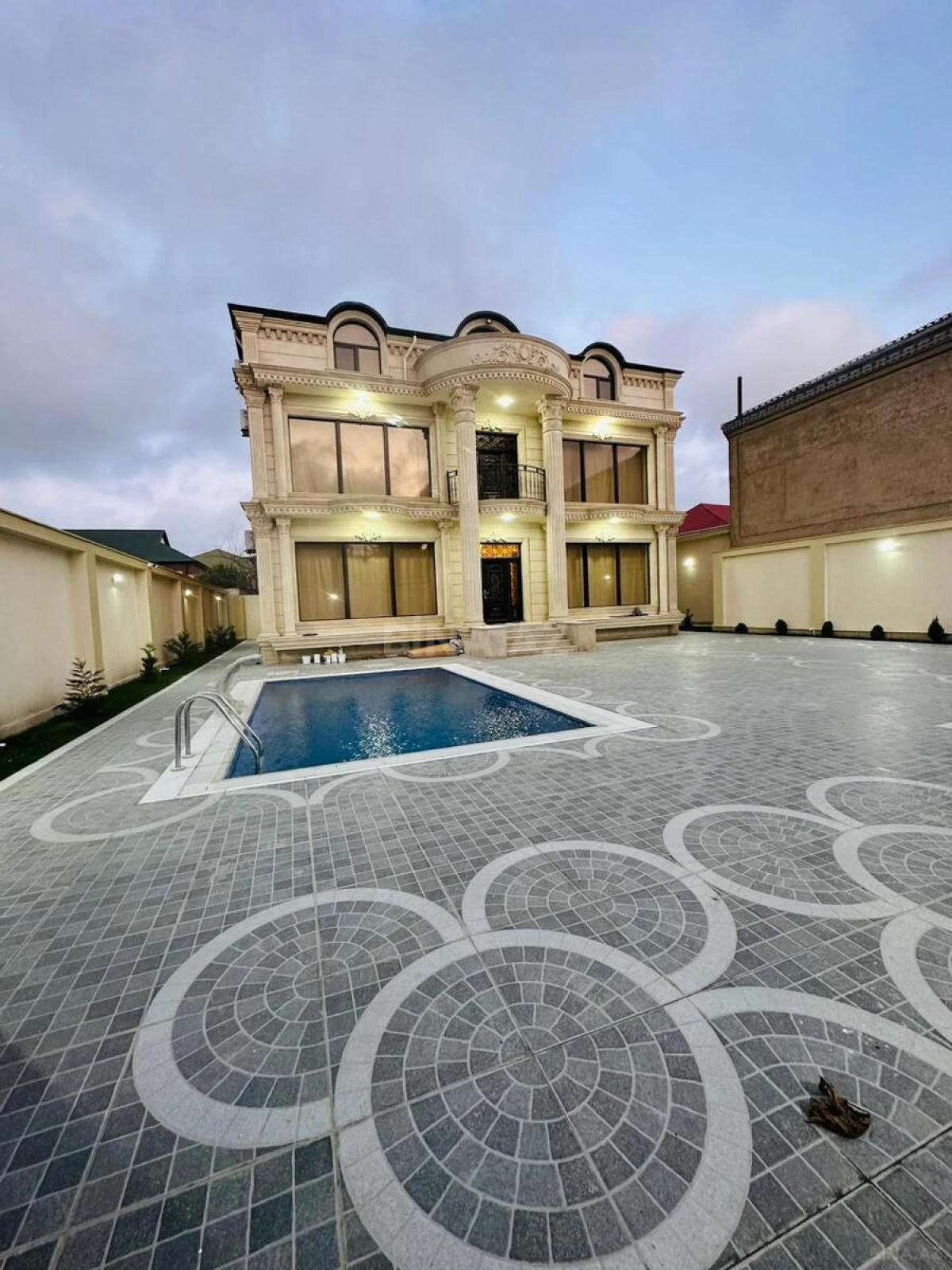 Satılır 5 otaqlı həyət evi 500 m²