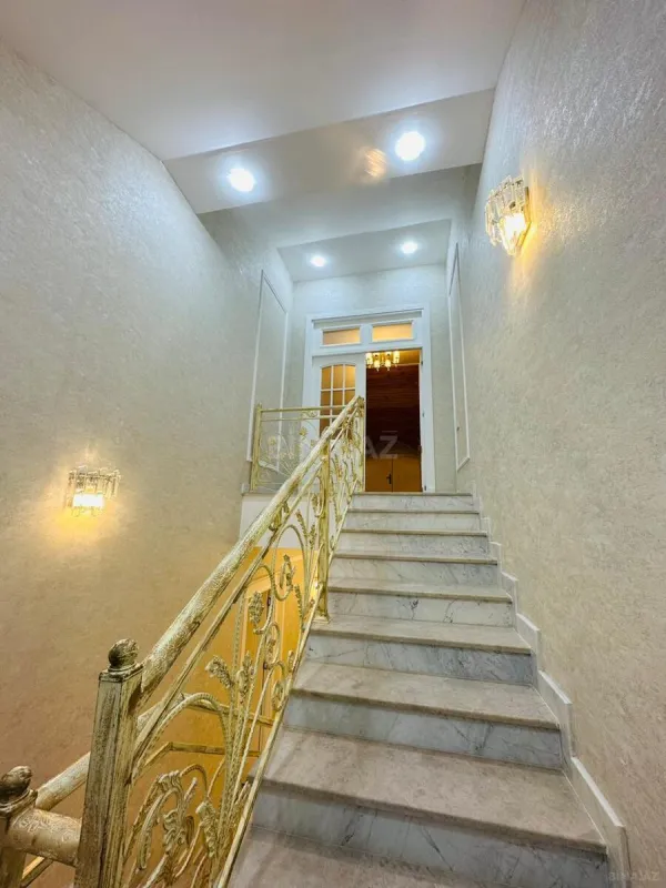 Satılır 5 otaqlı həyət evi 500 m²