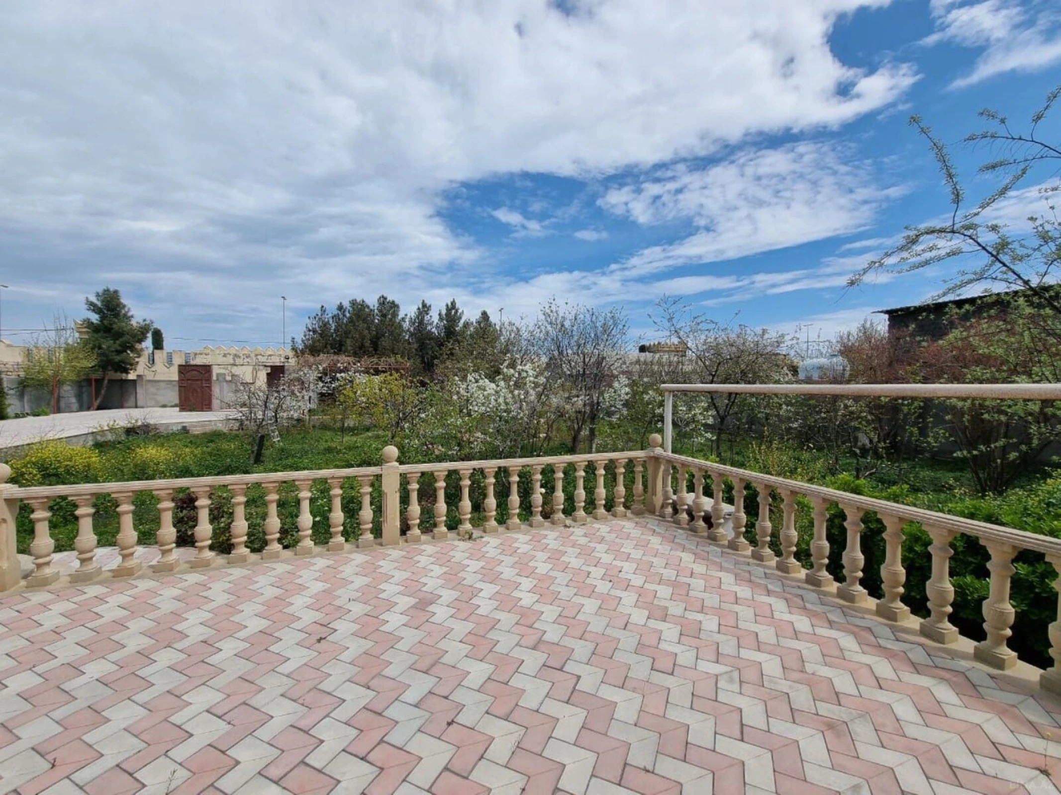 Satılır 8 otaqlı həyət evi 750 m²