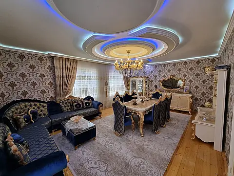 Satılır 8 otaqlı həyət evi 750 m²