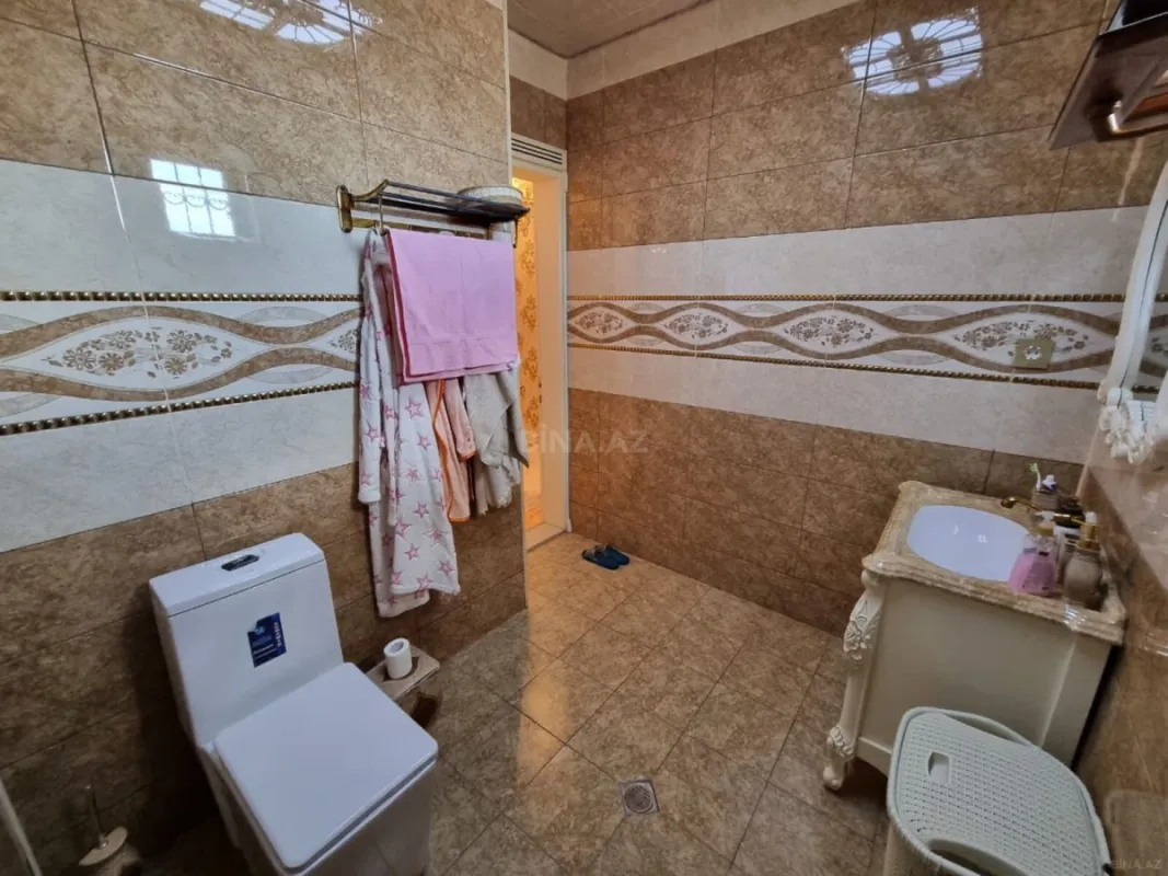 Satılır 8 otaqlı həyət evi 750 m²