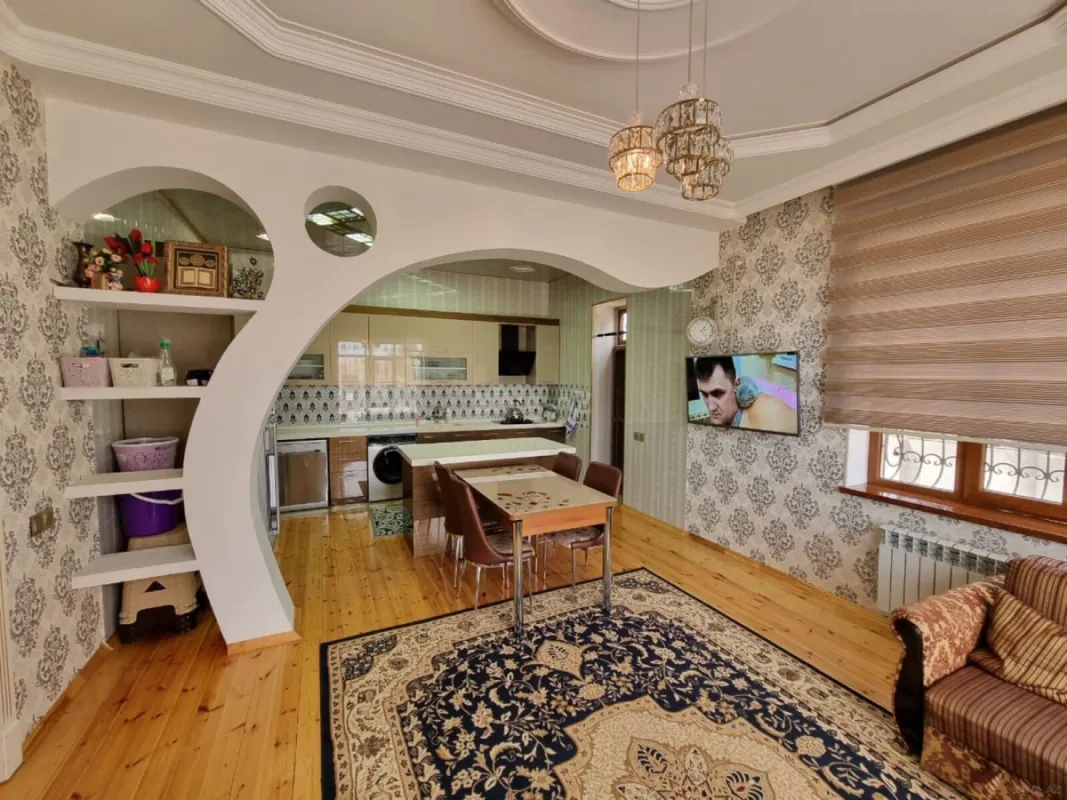 Satılır 8 otaqlı həyət evi 750 m²