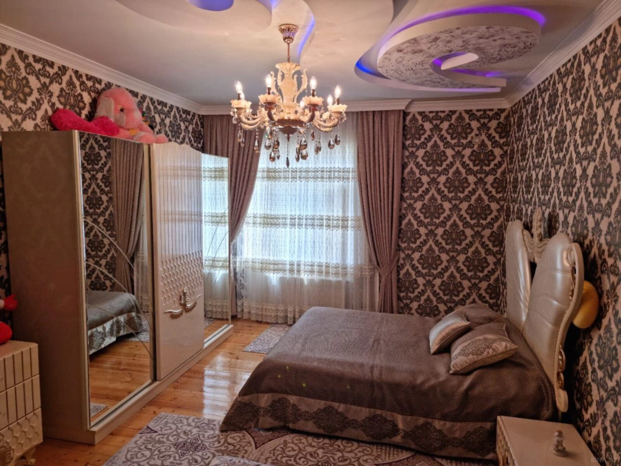Satılır 8 otaqlı həyət evi 750 m²