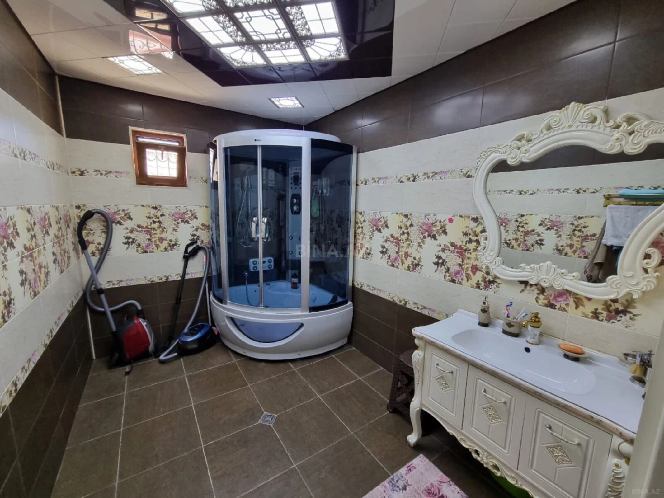 Satılır 8 otaqlı həyət evi 750 m²