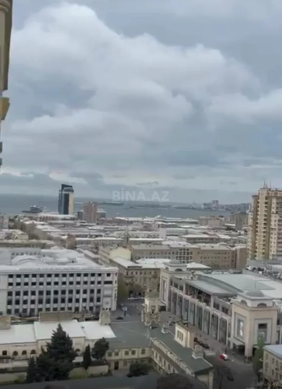 Satılır 3 otaqlı mənzil 139 m²