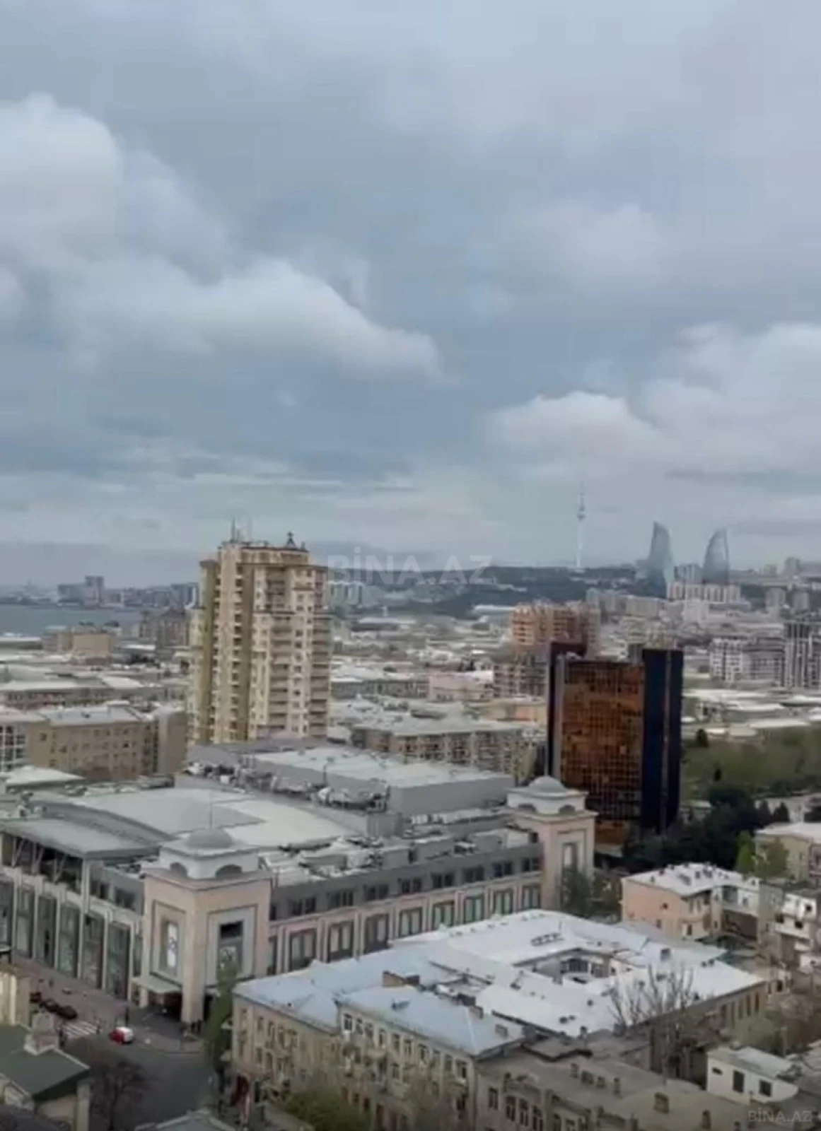 Satılır 3 otaqlı mənzil 139 m²