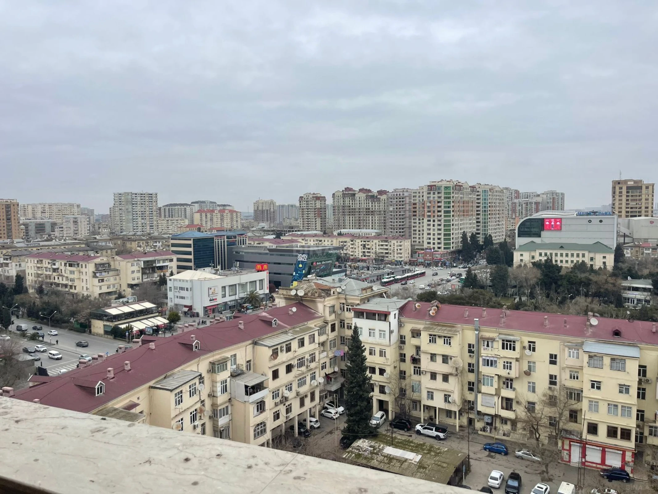 Satılır 4 otaqlı mənzil 175 m²