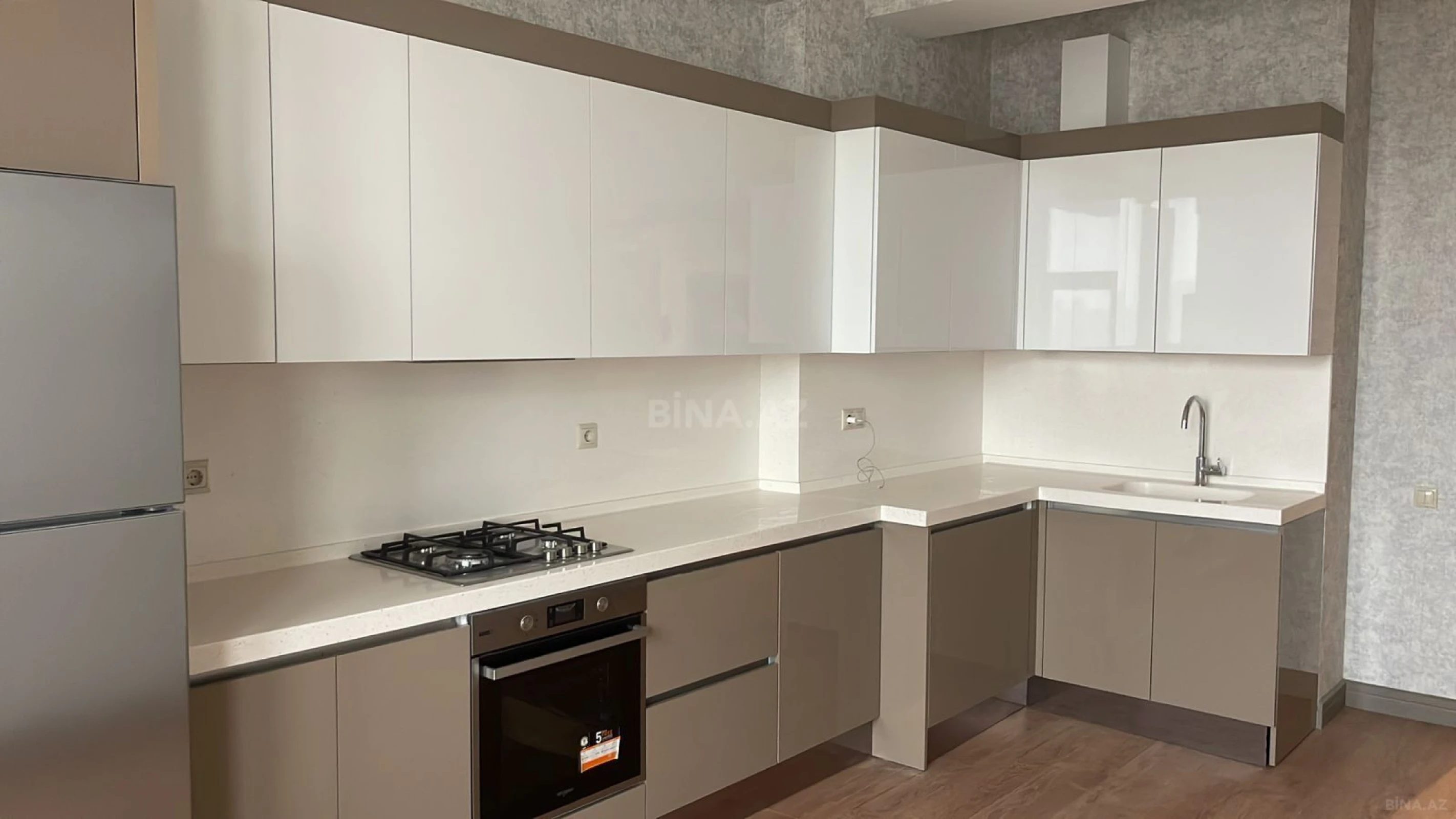 Satılır 4 otaqlı mənzil 175 m²