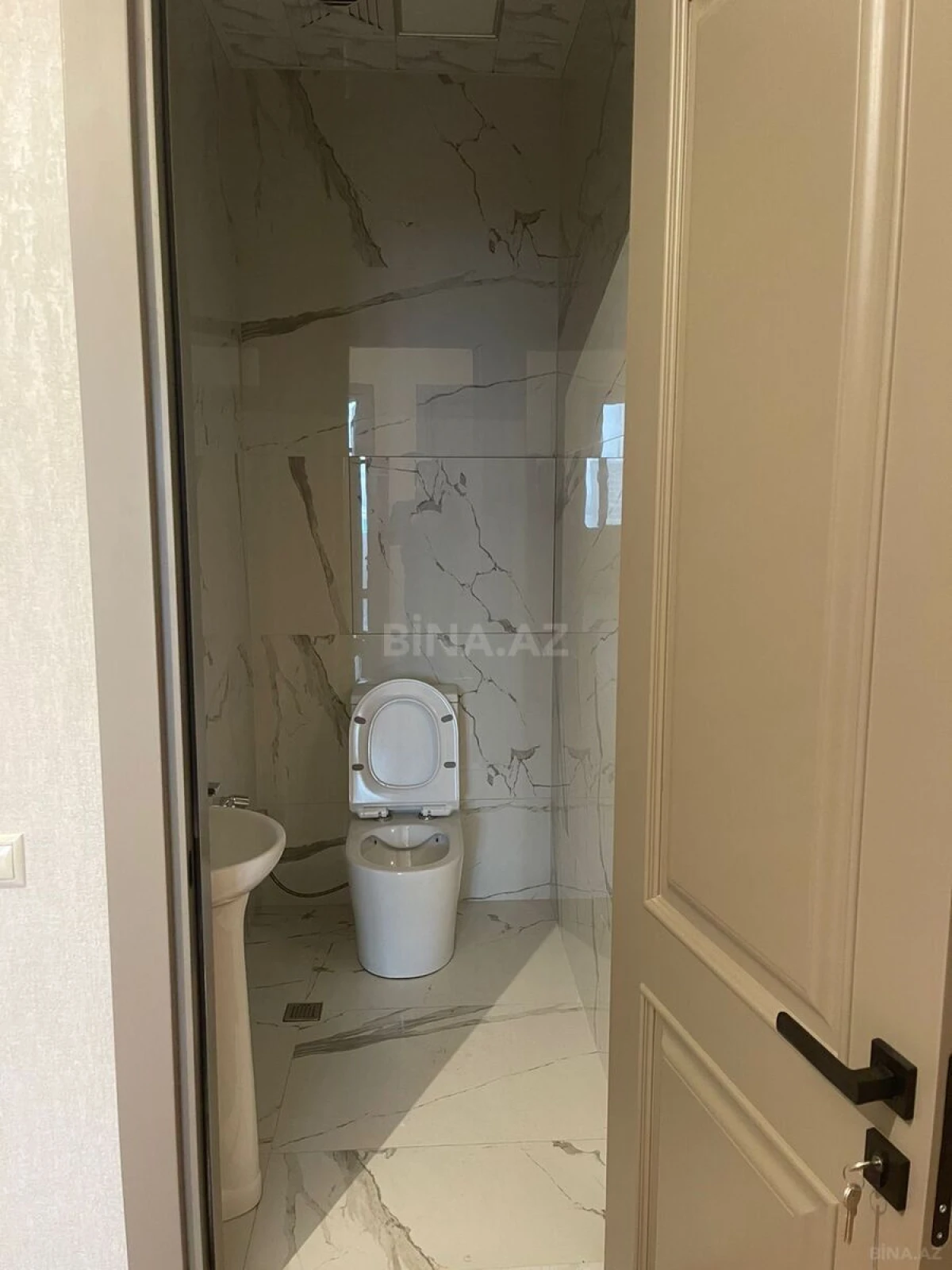 Satılır 4 otaqlı mənzil 175 m²