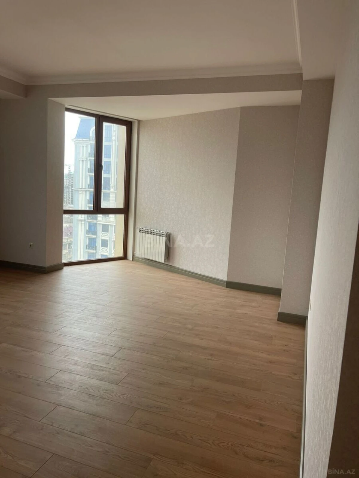 Satılır 4 otaqlı mənzil 175 m²