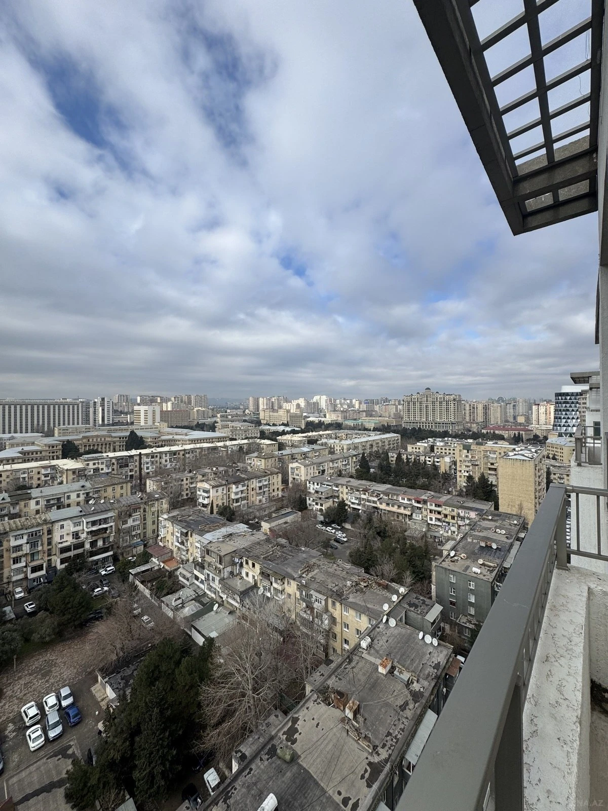 Satılır 5 otaqlı mənzil 280 m²