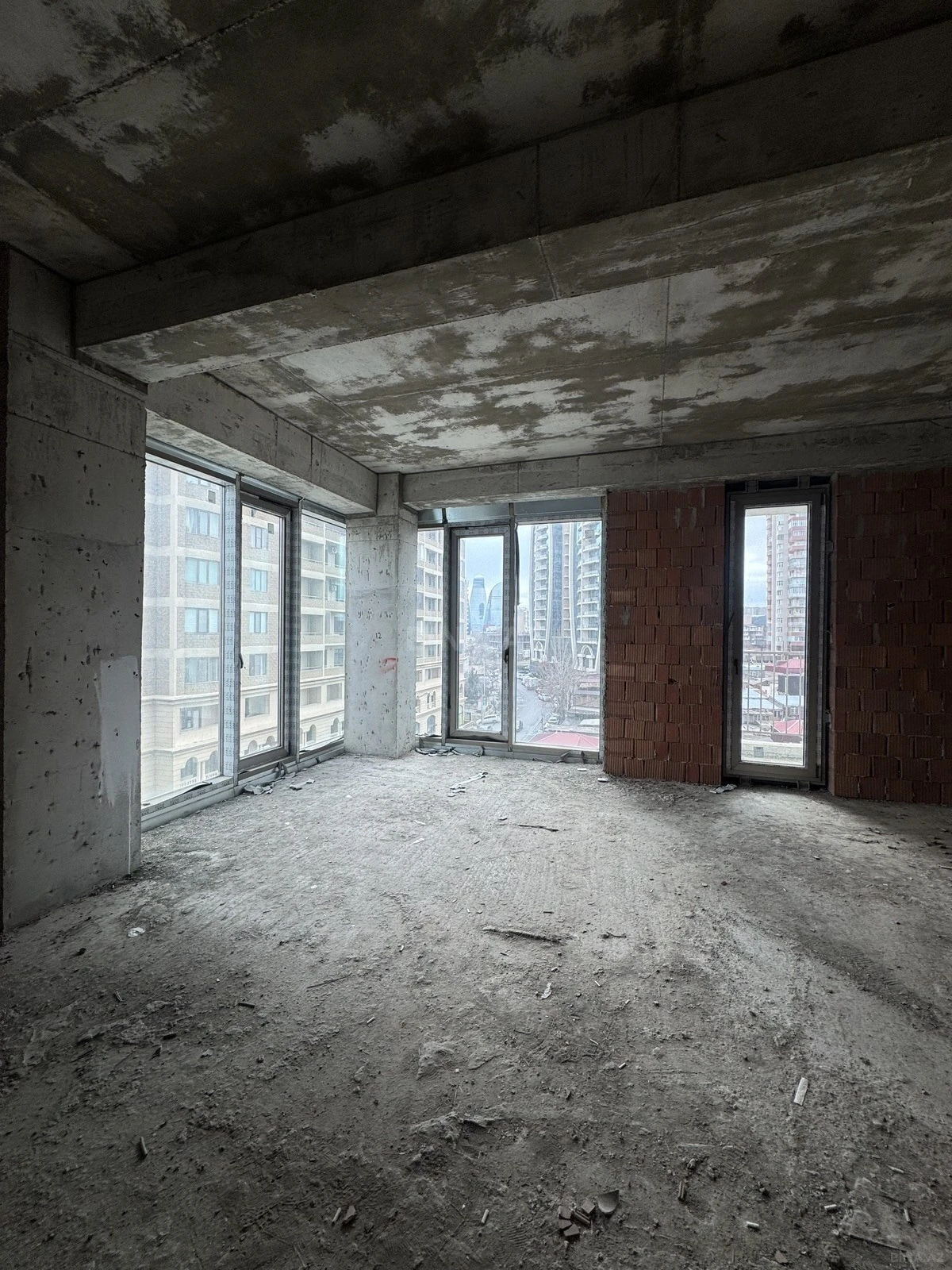 Satılır 3 otaqlı mənzil 113 m²