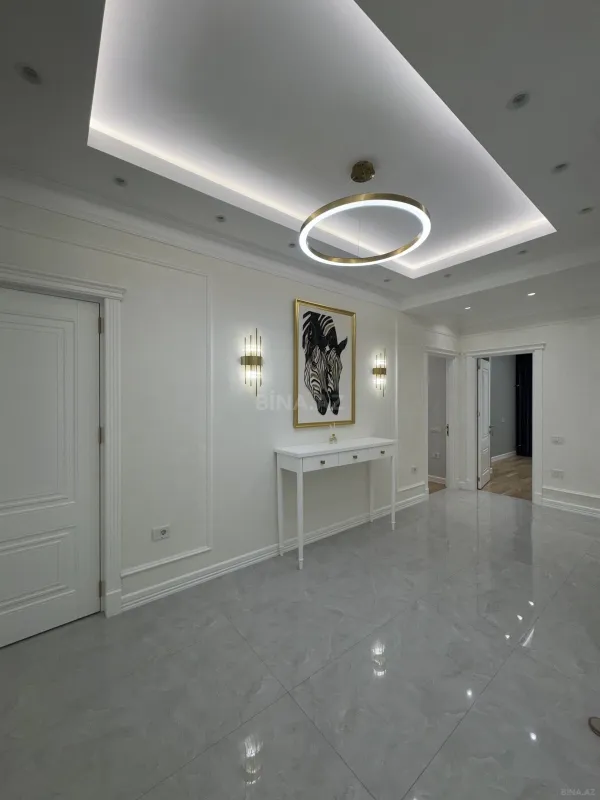 Satılır 4 otaqlı mənzil 180 m²