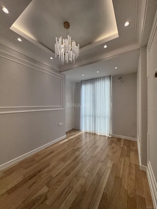 Satılır 4 otaqlı mənzil 180 m²