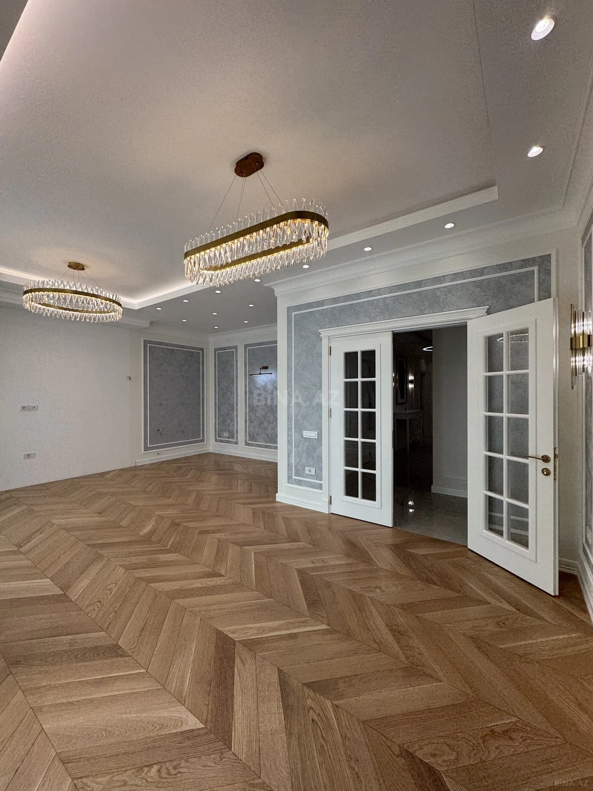 Satılır 4 otaqlı mənzil 180 m²