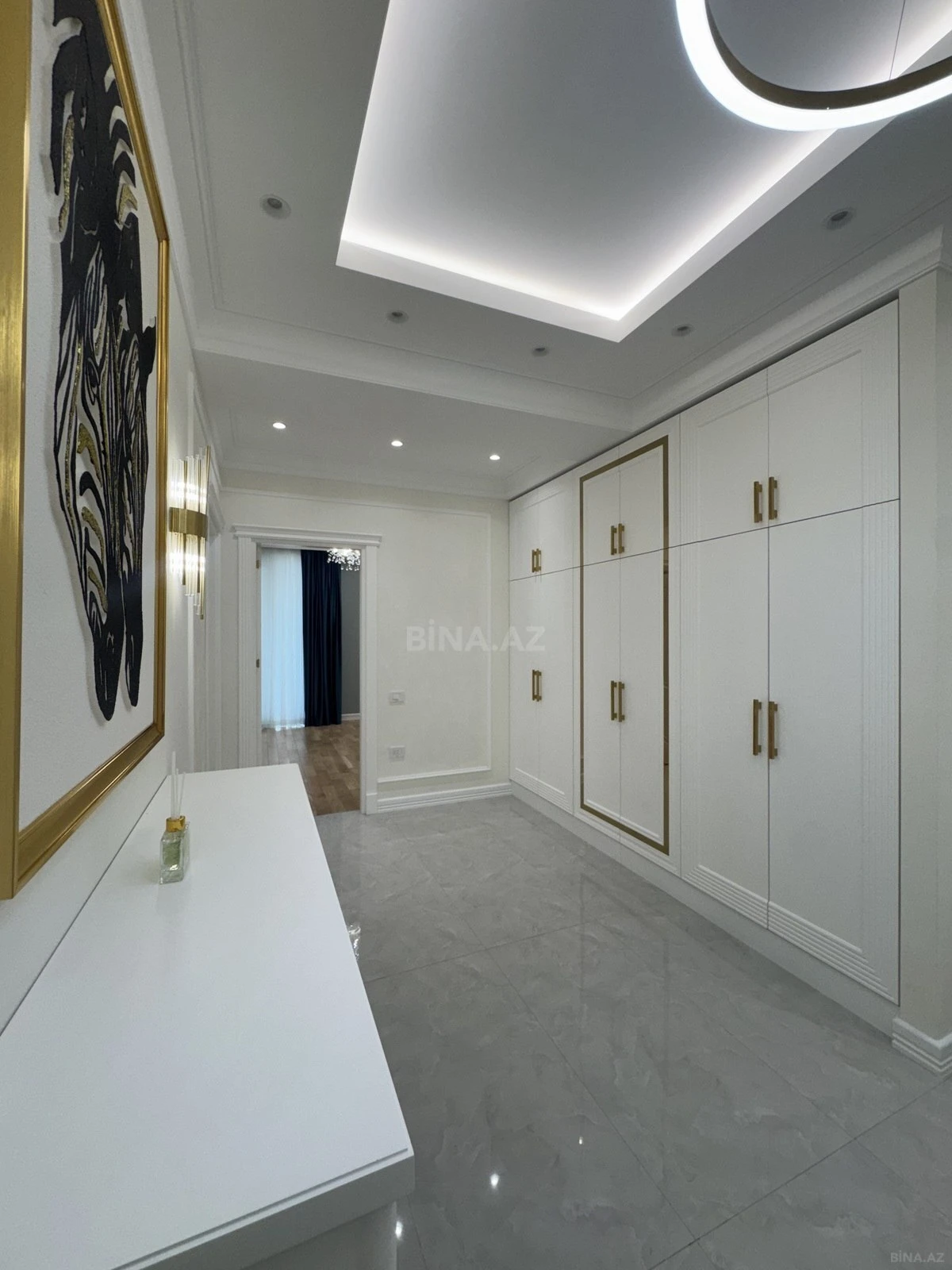 Satılır 4 otaqlı mənzil 180 m²