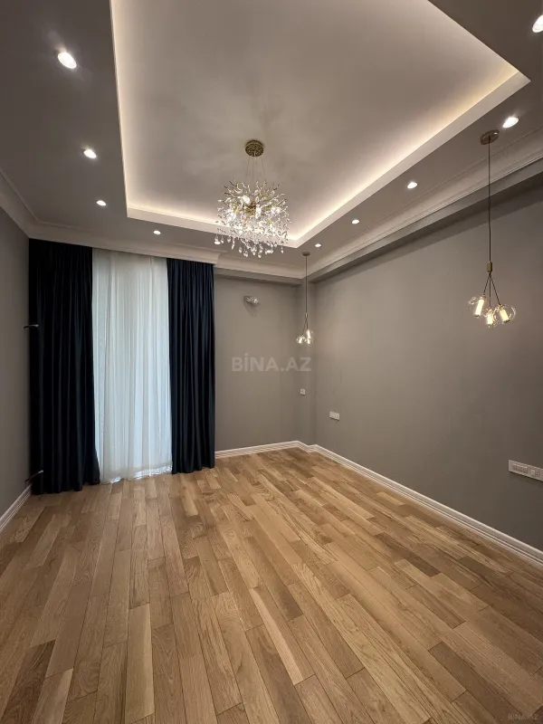 Satılır 4 otaqlı mənzil 180 m²