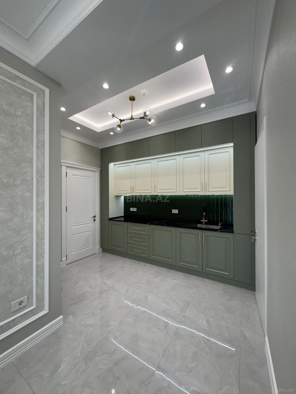 Satılır 4 otaqlı mənzil 180 m²