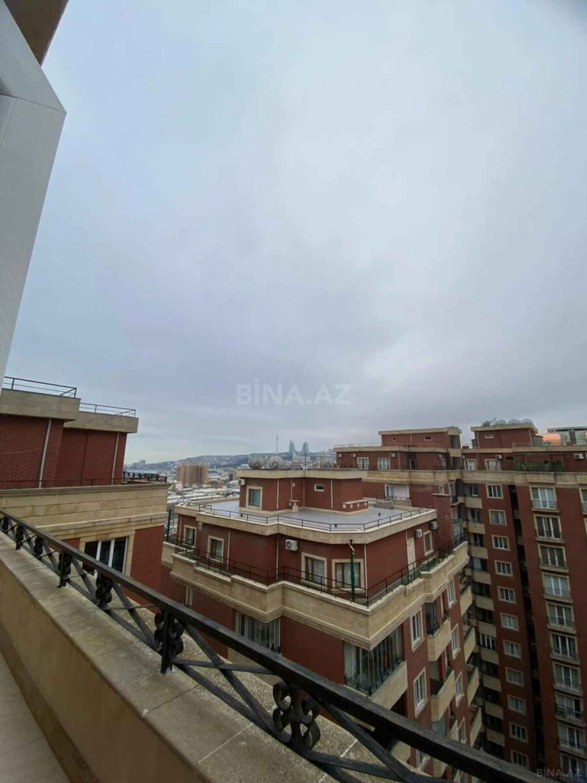 Satılır 6 otaqlı mənzil 290 m²