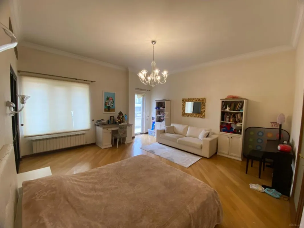 Satılır 6 otaqlı mənzil 290 m²