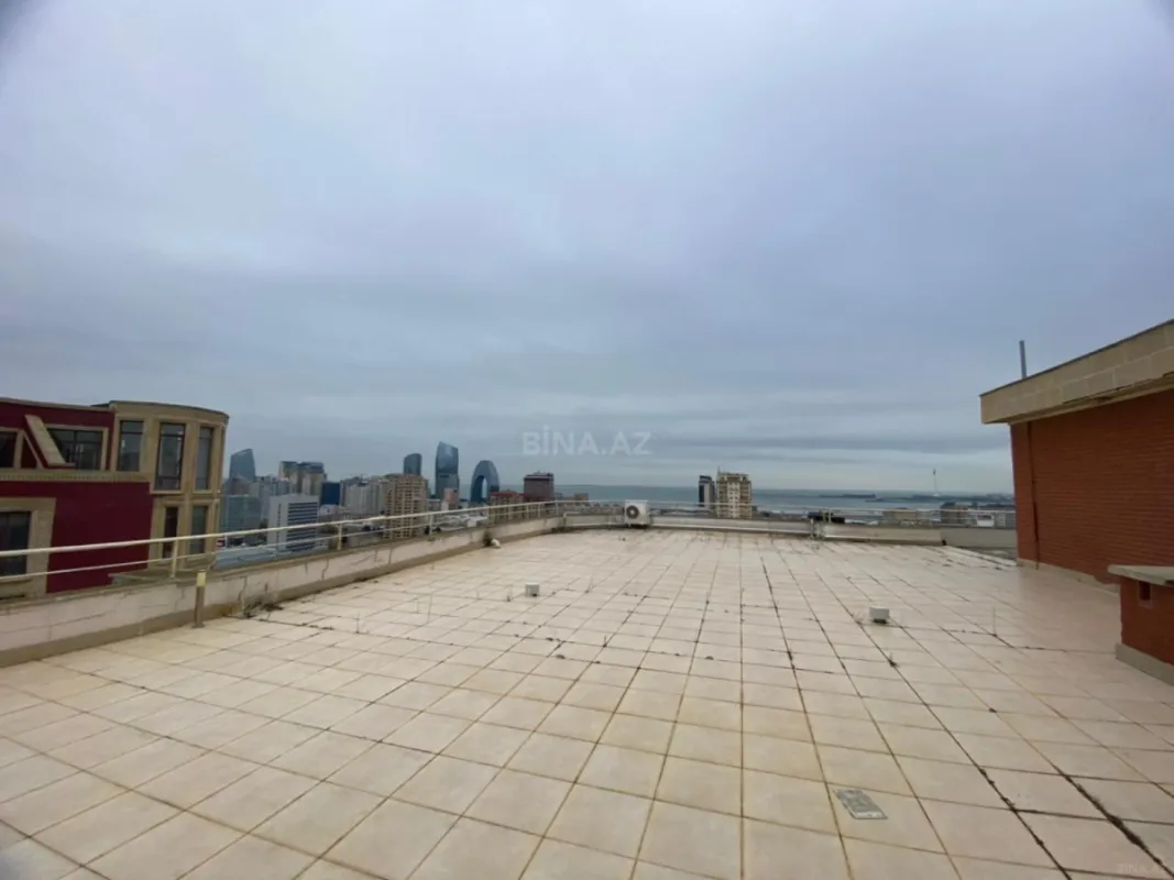 Satılır 6 otaqlı mənzil 290 m²