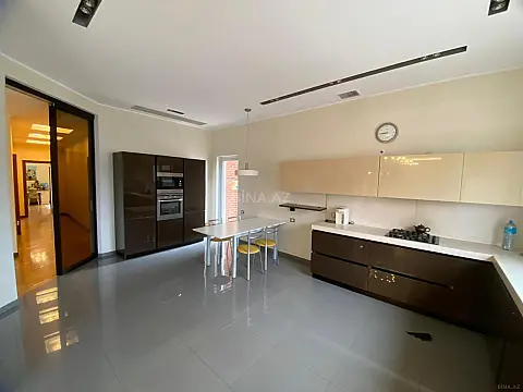 Satılır 6 otaqlı mənzil 290 m²