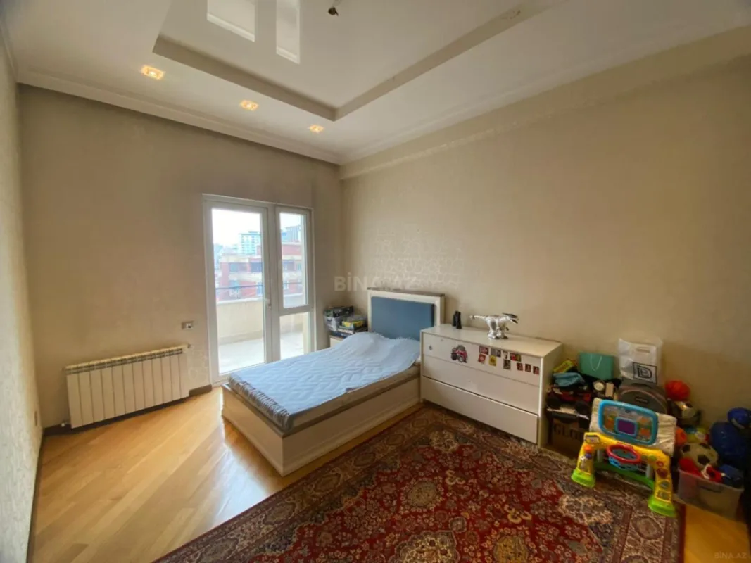 Satılır 6 otaqlı mənzil 290 m²