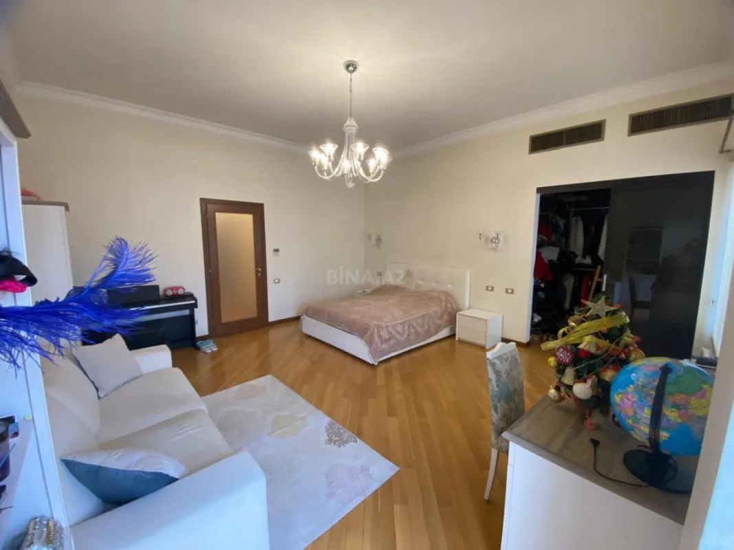 Satılır 6 otaqlı mənzil 290 m²