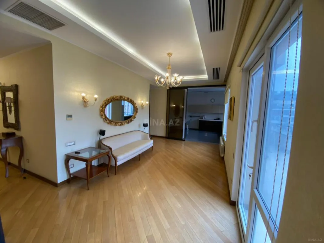 Satılır 6 otaqlı mənzil 290 m²
