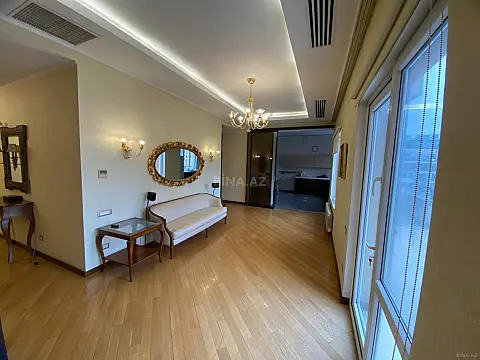 Satılır 6 otaqlı mənzil 290 m²