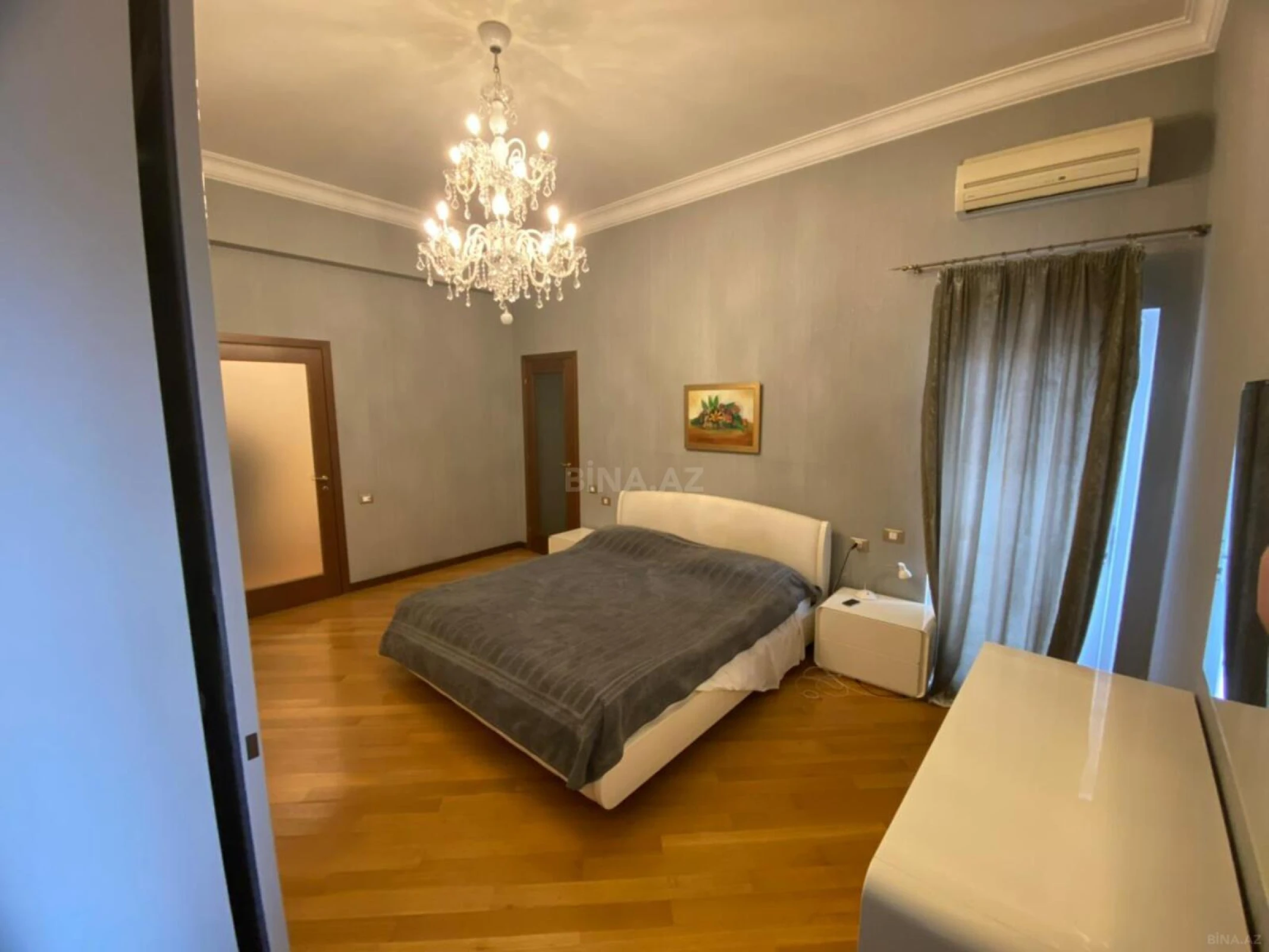 Satılır 6 otaqlı mənzil 290 m²