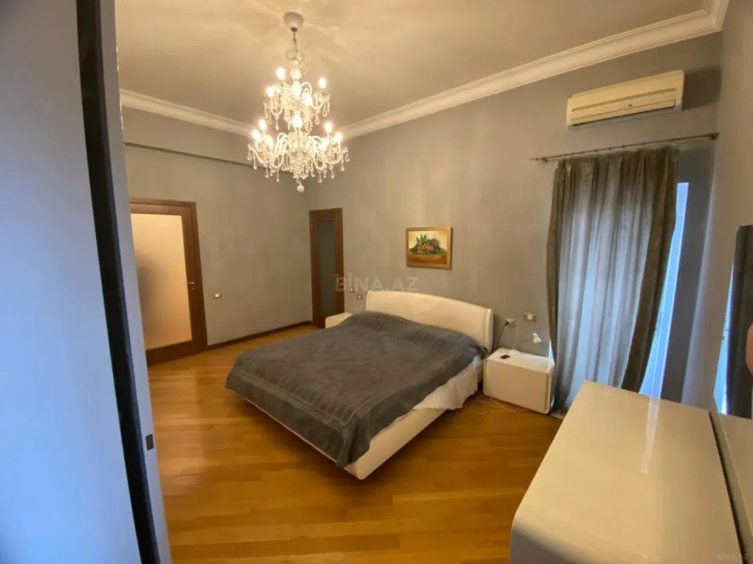 Satılır 6 otaqlı mənzil 290 m²