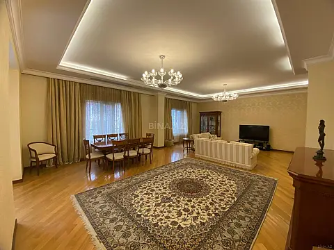 Satılır 6 otaqlı mənzil 290 m²