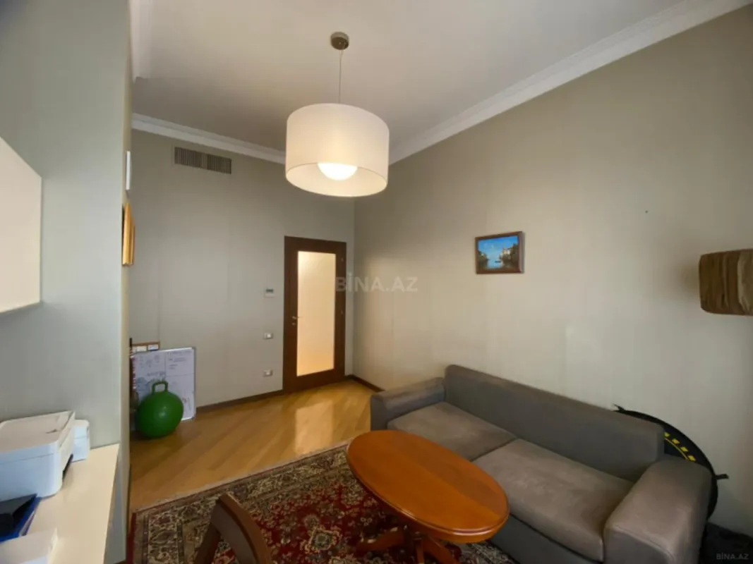 Satılır 6 otaqlı mənzil 290 m²
