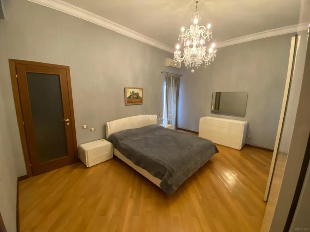 Satılır 6 otaqlı mənzil 290 m²