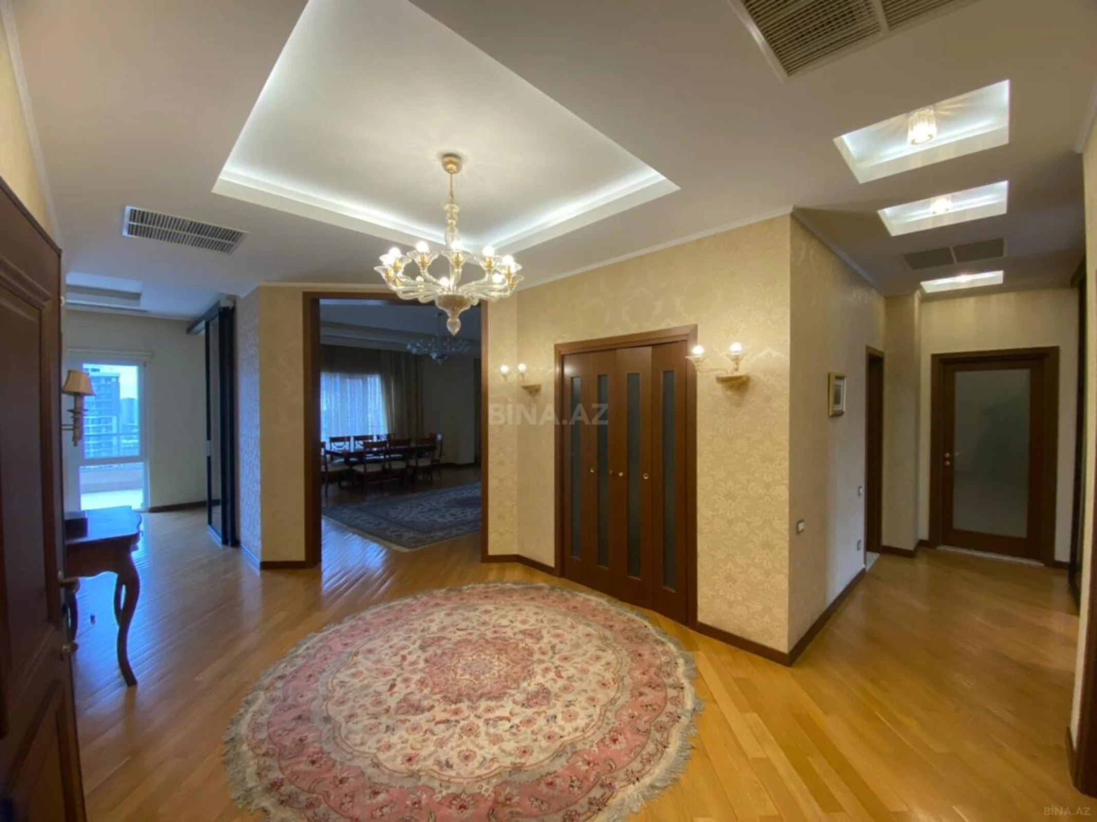 Satılır 6 otaqlı mənzil 290 m²