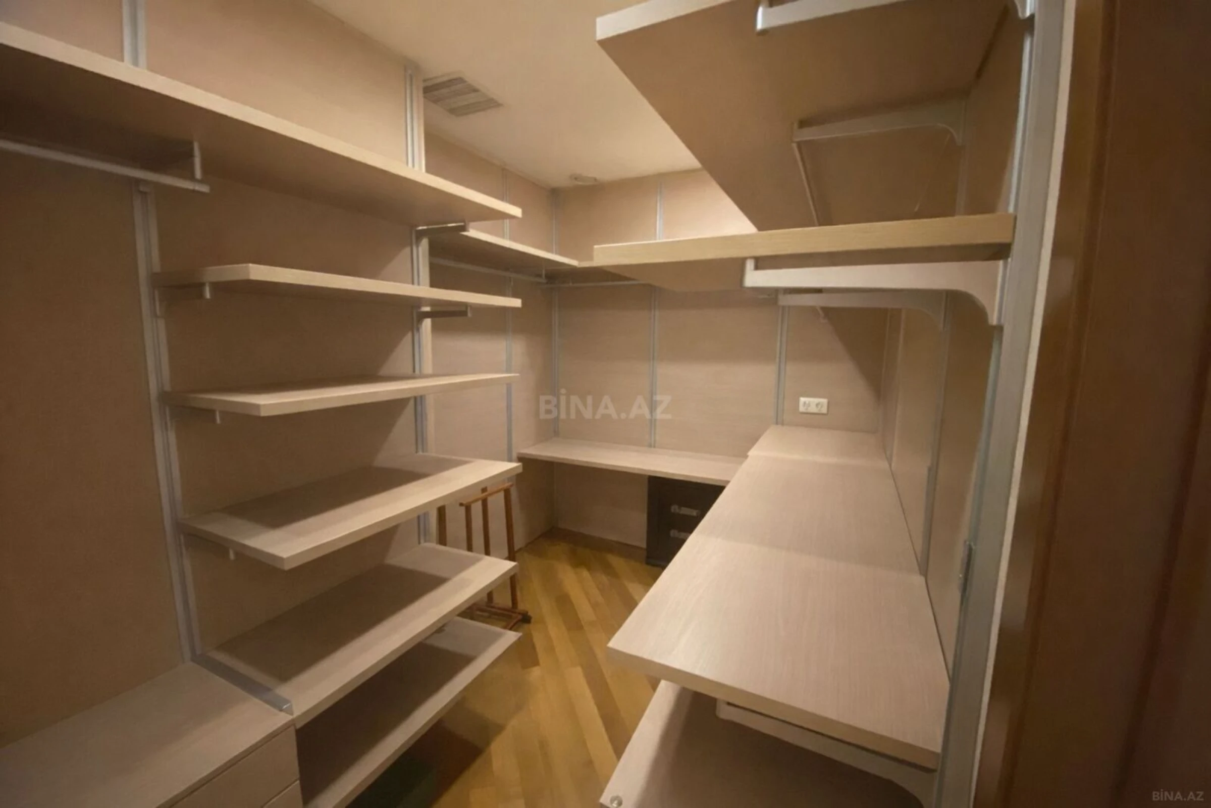 Satılır 6 otaqlı mənzil 290 m²