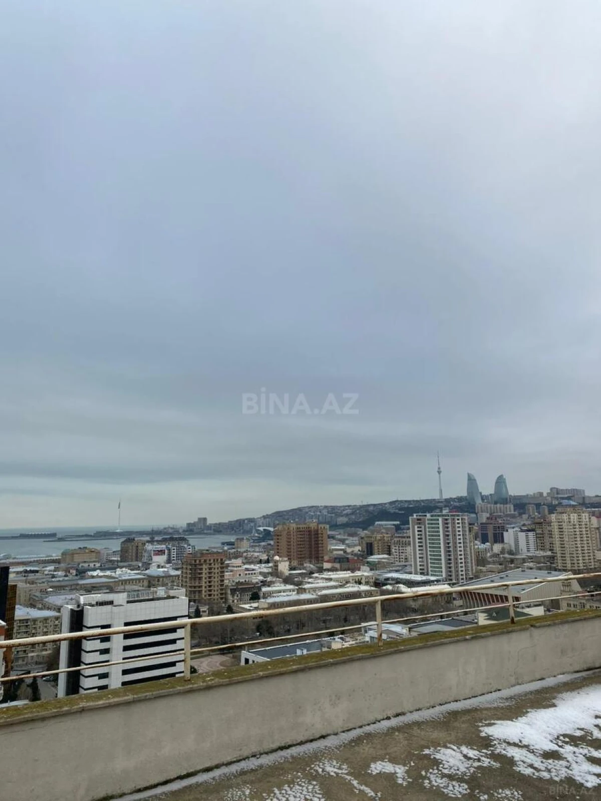 Satılır 6 otaqlı mənzil 290 m²