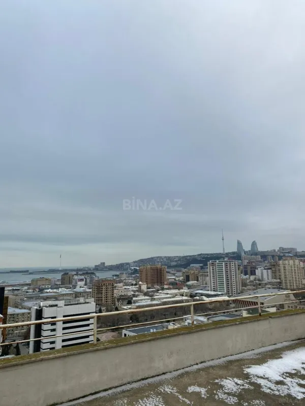 Satılır 6 otaqlı mənzil 290 m²