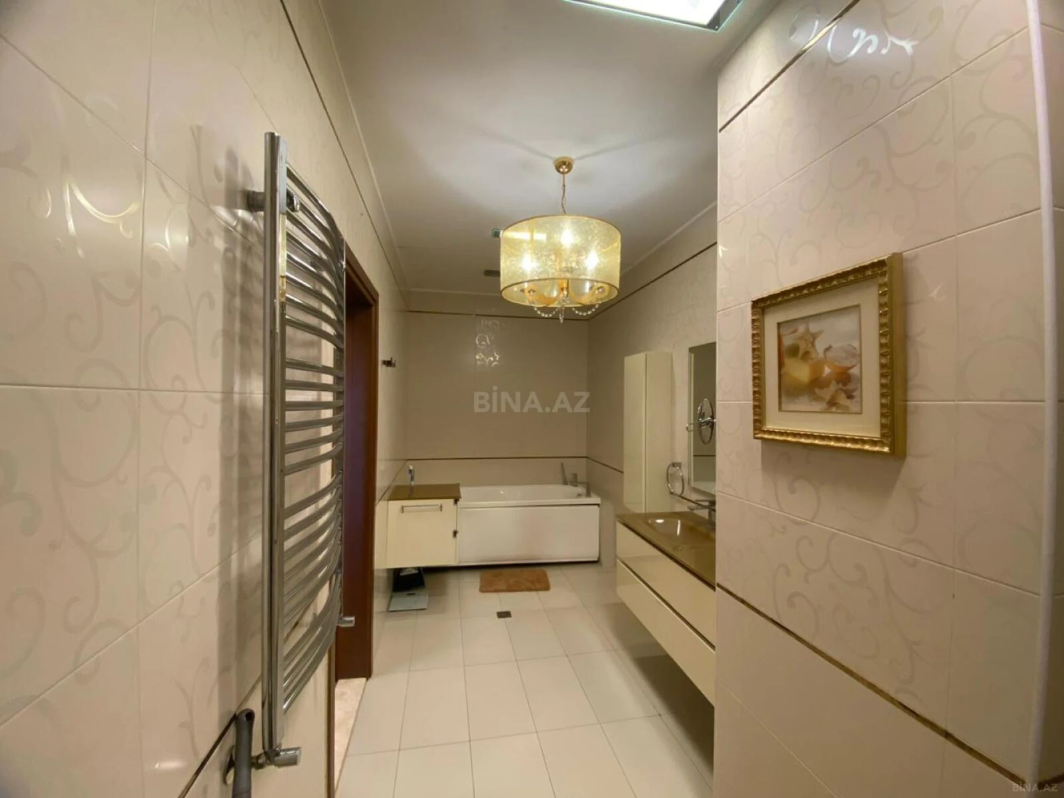 Satılır 6 otaqlı mənzil 290 m²