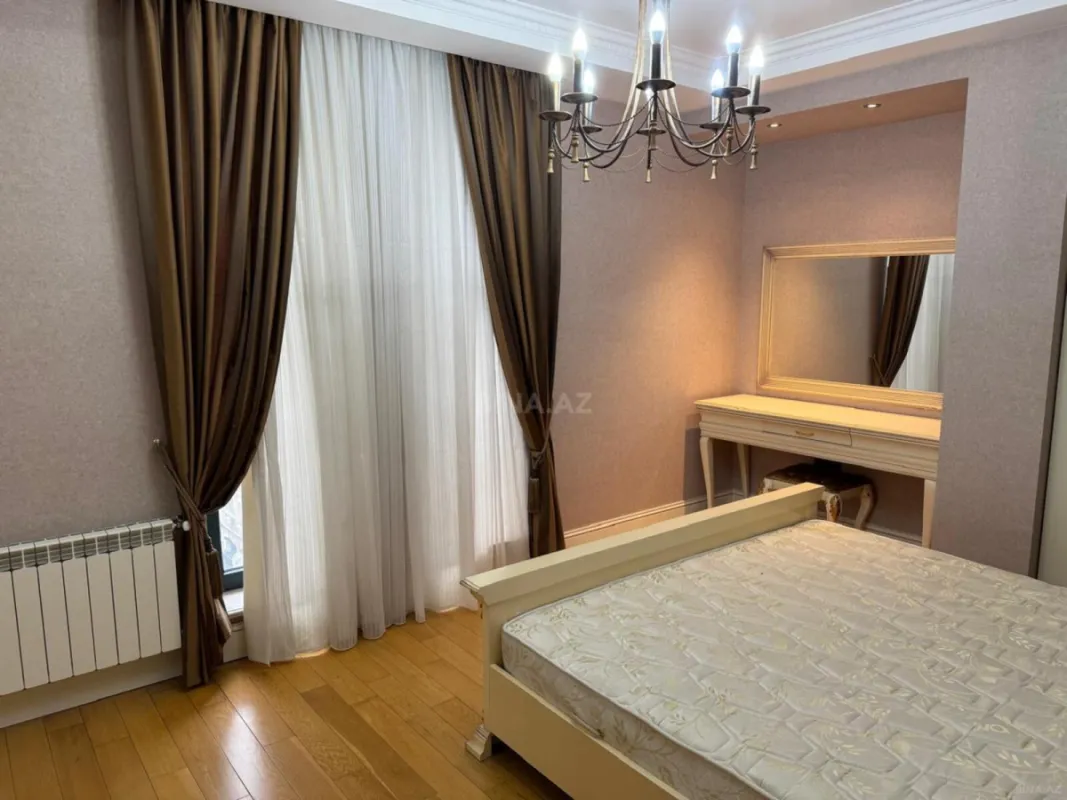 Satılır 4 otaqlı mənzil 186 m²