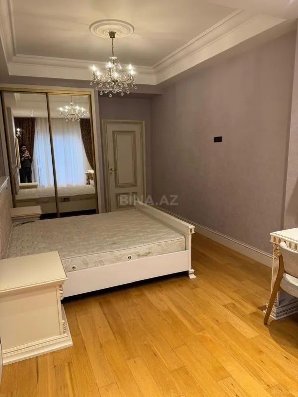 Satılır 4 otaqlı mənzil 186 m²