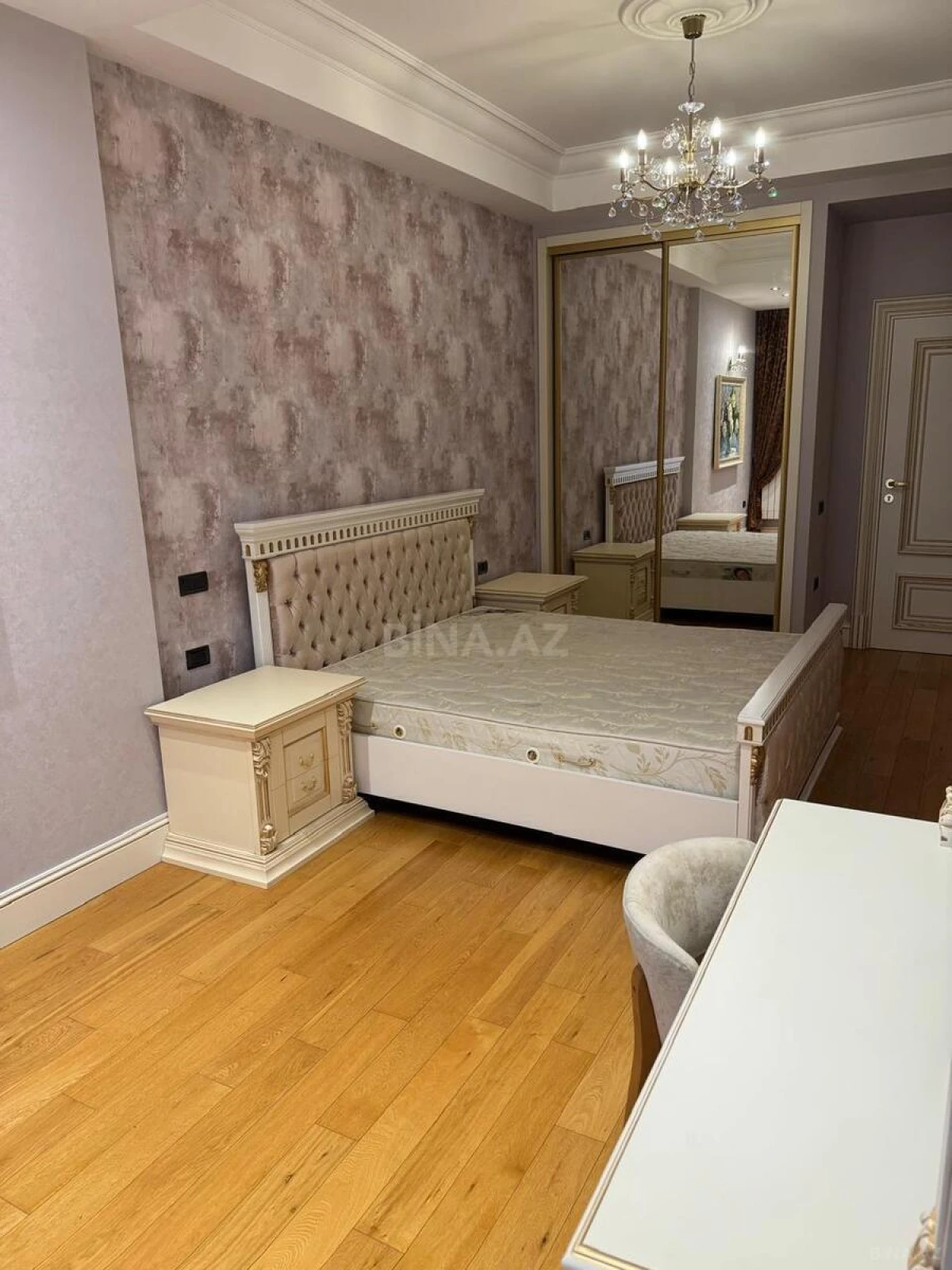 Satılır 4 otaqlı mənzil 186 m²