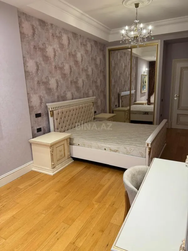 Satılır 4 otaqlı mənzil 186 m²