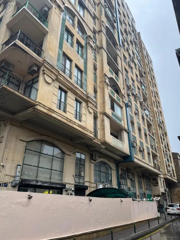Satılır 4 otaqlı mənzil 186 m²
