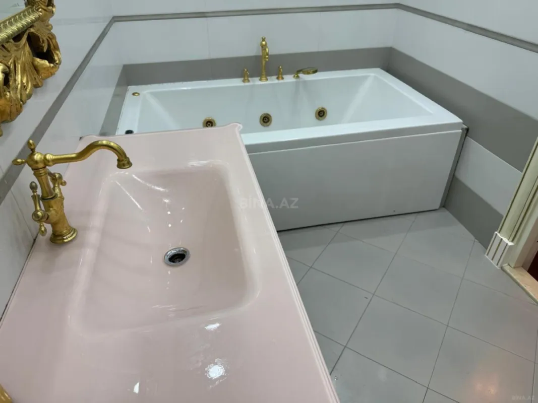 Satılır 4 otaqlı mənzil 186 m²