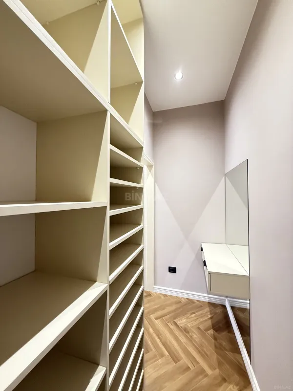 Satılır 3 otaqlı mənzil 132 m²